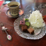 Kyouto Nama Shokora O Ganikku Thihausu - 同じチョコセット　生花が添えられていて華やかなでとても贅沢な気分になれます。