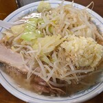 ラーメン凛 - ポン酢ラーメン。850円なり
      にんにくタップリ
      隠れてるけど20センチくらいの豚が２枚