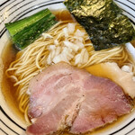 陽はまたのぼる - 煮干しそば醤油@850円   いやぁいつ来ても美味いねぇ！このスープには多加水麺も合いそうだけど、このパツパツ麺もいいよねぇ！