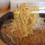 麺武 はちまき屋 - みそ白髪ネギラーメン(箸上げ)