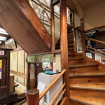 米久本店 - 階段の設計が歴史を感じさせる