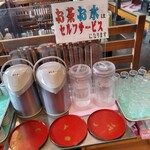 うどん市 - お茶とお水はセルフサービスです。