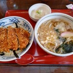 うどん市 - 平日ランチ限定タレかつ丼セット880円(税込)温うどん
            ツルツルシコシコで関西風のお出汁がとても美味♪
            ミルフィーユ状のタレカツ丼は柔らかサクサク♪
            タレがアッサリお肉の旨味をダイレクトに味わえます