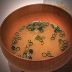 たかおか - 車海老の味噌の甘みが溶け込んだお味噌汁。こちらもお約束の2杯頂きました(笑)