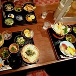 야마키 우동 히가시히로시마 혼점 - 테이블이 넓고 여유롭습니다.
