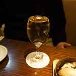 Bisutoro Juujuu - ちなみにこの日同席した方の一人がワインを注文した様ですが
      ワインはグラスに並々と入れてくれる様で、みみっちさが無いのが嬉しい所です。