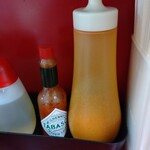 ラーメン二郎 - タバスコと一味