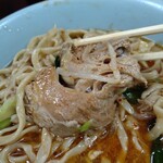 ラーメン二郎 - 豚はほぐしレベルの柔らかさ
