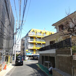 ラーメン二郎 - 今さら気づいたけど、このマンションも黄色だ！