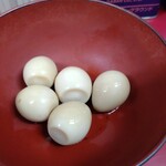 ラーメン二郎 - 速攻でうずら、カエシを軽くかけました