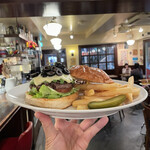 GRILL BURGER CLUB SASA - 『アボガドゴーダオリーブバーガー￥1,730』
            『HOT COFFEE¥270』