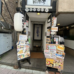 食堂 高ひろ - お店の前には写真付きのメニュー看板が…