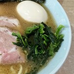 横濱ラーメン あさが家 - ほうれん草＆味玉。