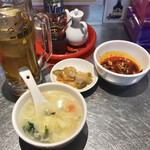 四季ボウ坊 - ランチサービスのスープとザーサイとお茶
            パッと見がアルコールにしか見えない(^^)