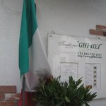 トラットリア ギヘイ - イタリア国旗とメニュー看板
