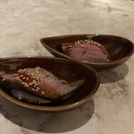 Motsuyaki Kushiyaki Izakaya Kemuri - お通し　肉寿司