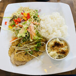 まるなカフェ - 「気まぐれプレートのポークステーキみそ玉ねぎソースで」1,100円税込み♫ 一日限定5食でサラダ、スープ、ドリンク付きであります(●´ω｀●)