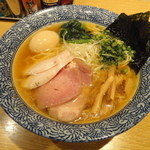 麺屋一燈 - 特製（醤油）芳醇香味そば（９００円）＋中盛り（５０円）