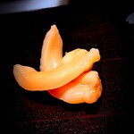 たかおか - 青柳。プリッと歯が入り、甘みが広がります。内房の青柳が名前の由来、名物です。