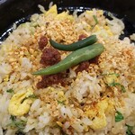 丸源ラーメン - 持参したタイ唐辛子、黄金の七味唐辛子を加えるも