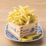 Masu overflowing potato fries