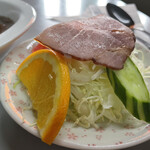 カレー幸 - ミニ野菜サラダはキャベツ、胡瓜、トマト、チャーシュー、オレンジ付き。