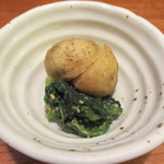 磯八 - 皮つきジャガイモの煮っ転がしと青菜の胡麻和え