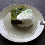 カナリア - 黒豆入り抹茶と緑茶のケーキ（400円）