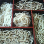 蕎麦まつも - そばのアップ写真、左上がしらゆき、真ん中がさくら