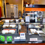 笹福 - 餅菓子類が並ぶショーケース