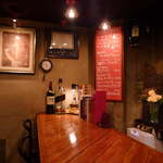 バー オープンドア B2 - 温かい雰囲気の店内、チャキチャキ店長と常連さんの掛け合いも楽しい