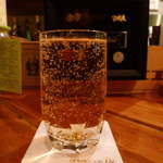 バー オープンドア B2 - 神戸ハイボール。氷を入れずに、ダブルで作るのが神戸流