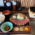Ushi Tora - 牛カツ定食　中（１６０ｇ）　１６８０円
