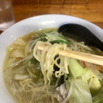 Chuuka Shokudou Tantan - 縮れた細麺が透き通ったスープを絡め取ります