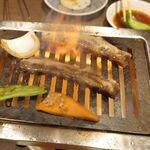 Tare Yakiniku Kinnikuya - 壺の中に潜んでいた長細いカルビは脂身が多めなので、鉄板の上においた瞬間からファイヤー！