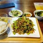 匯豐齋 - 本日のオススメ 950円、この日は野菜炒め定食、ご飯とスープのお替わり無料になります