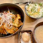 Sumiyaki Wa Bisutoro Daigoya - 豚丼1000円