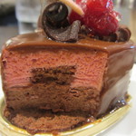 葦 - 木苺のチョコレートケーキの断面アップ