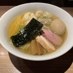 中華soba いそべ - 【白旨にこにこワンタン麺(肉2コ海老2コ) +味付玉子】¥1,000 (900+100)