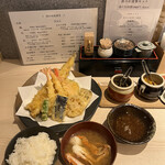 Yushima Tendon Kiyomatsu - 天ぷら定食１９８０円。ご飯、蟹汁も、具合が良く、天ぷらと合わせてペロリです。