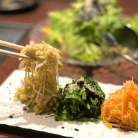 黒毛和牛焼肉 虎斑 北新地店 - ナムルの盛り合わせ