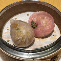 喜記 銀座店 - 点心2種。左が豚肉とかぼちゃ。右が菜の花とザーサイ