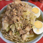 ラーメン 富士丸 - 上からの丼顔。ゆで卵1個サービスしてくれた。いつもすいません…