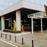 図書カフェ by 白州・山の水農場 - 甲府駅北口正面にある県立図書館の中