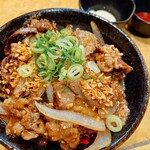 伝説のすた丼屋 - 【豪快W牛岩塩焼肉丼　1080円】