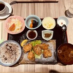 おもてなしとりよし 吉祥寺店 - 「鶏唐揚おろしポン酢御膳」968円、鶏唐揚／煮物／サラダ／小付／ご飯／漬物／汁物／デザート付き。