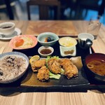 おもてなしとりよし 吉祥寺店 - 「鶏唐揚おろしポン酢御膳」968円、鶏唐揚／煮物／サラダ／小付／ご飯／漬物／汁物／デザート付き。