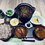 おもてなしとりよし 吉祥寺店 - 「名物どてやき御膳」968円、どてきや／煮物／月見とろろ／小付／ご飯／漬物／汁物／デザート付き。