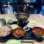 おもてなしとりよし 吉祥寺店 - 「名物どてやき御膳」968円、どてきや／煮物／月見とろろ／小付／ご飯／漬物／汁物／デザート付き。