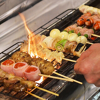 Enjoy yakitori and other special dishes prepared with care by the chef.